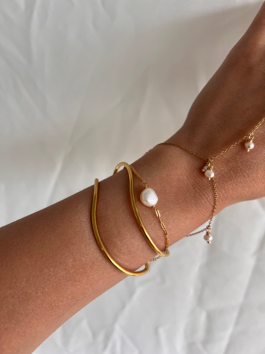 Dainty pearl bracelet